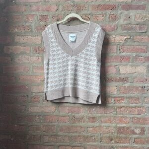 Abercrombie & Fitch Tan and Cream V-Neck Sweater